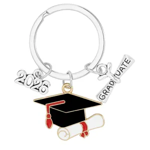 Vista dettagliata del portachiavi laurea 2026 in argento con ciondolo a tocco e diploma