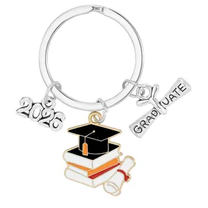 Macro del portachiavi laurea 2026 con tocco nero e ciondoli a forma di libri colorati