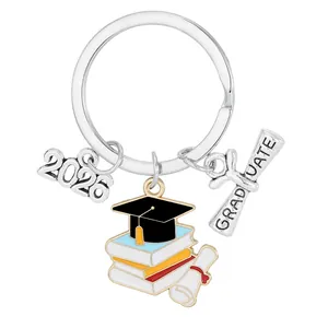 Dettaglio portachiavi laurea 2026 con tocco nero e pendente con scritta graduate