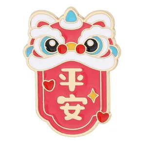 Broche de esmalte de danza del león chino rojo con carácter Pingan de la suerte