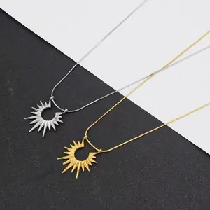 Colliers avec pendentif soleil doré et argenté avec rayons pointus sur fond texturé