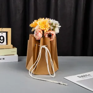 Gros plan du sac à fleurs en papier kraft brun avec pliage hexagonal et cordon coton
