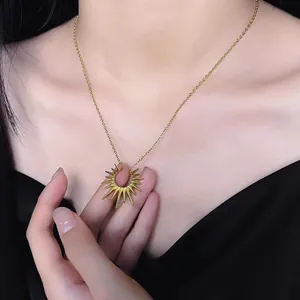 Collier doré avec pendentif soleil en U sur mannequin montrant un style élégant de bijoux