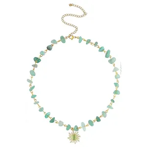 Collier élégant avec pendentif soleil et pierres d'aventurine verte sur chaîne perle