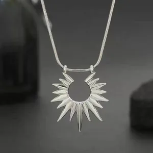 Collier avec pendentif soleil en argent et découpe géométrique sur chaîne serpent