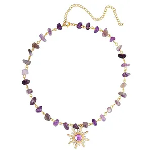 Collier élégant avec pendentif soleil, pierres d'améthyste et chaîne à maillons dorés