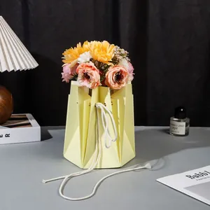 Détail d'un sac à fleurs géométrique jaune origami avec cordon de serrage blanc tressé