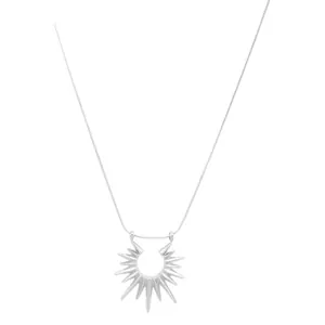 Collier minimaliste en argent avec pendentif soleil rayonnant sur une chaîne fine