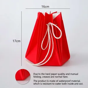Détail du sac cadeau floral rouge imperméable de 16x17cm avec cordon de serrage en coton blanc