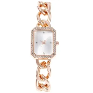 Détail d'une montre gourmette pour femme en or rose avec cadran octogonal serti de cristaux