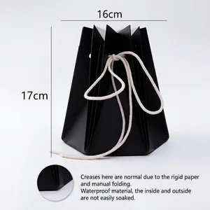 Sac cadeau floral origami noir imperméable avec poignées en corde et dimensions détaillées