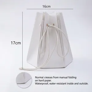 Détail du sac cadeau plissé blanc imperméable avec hauteur de 17cm et cordon