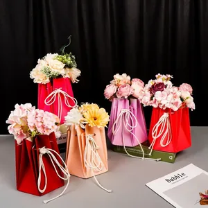 Détail de sacs à fleurs hexagonaux plissés avec poignées en corde de coton blanc
