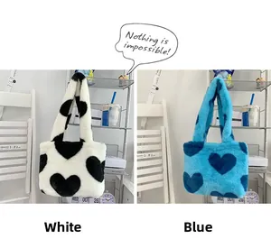 Détail de sacs fourre-tout en peluche avec motifs de cœur en blanc et bleu d'hiver