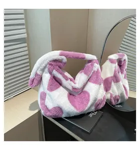 Détail du sac cabas en peluche avec motifs cœurs violets sur fausse fourrure blanche