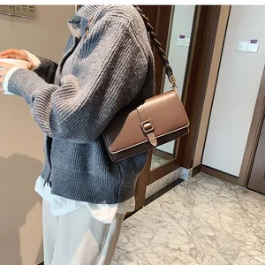 Sac bandoulière vintage marron en similicuir avec bandoulière tissée et rabat élégant