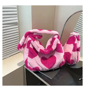Reflet détaillé d'un sac cabas en peluche avec motif cœur rose et poignée moelleuse