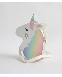 Détail des paillettes brillantes et de la corne holographique du sac licorne