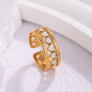 Elegante anello aperto in oro con design a cuore cavo in smalto bianco e bordo lavorato
