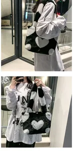 Détail du sac cabas en peluche cœur montrant la texture douce et le motif noir et blanc