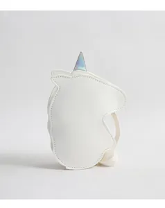 Détail de la corne d'alicorne holographique et couture sur un sac à bandoulière en cuir PU blanc