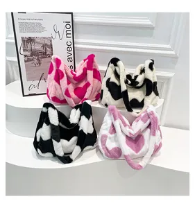 Gros plan de cabas en fausse fourrure pelucheuse avec motifs de cœur en quatre coloris