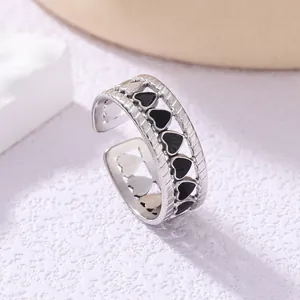 Anello aperto cuore argento con smalto nero e bordi in acciaio strutturato