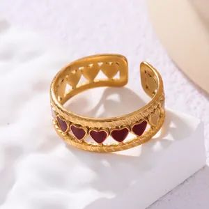 Anello aperto in acciaio dorato con cinque cuori in smalto rosso e bordi rifiniti