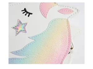Détail du sac licorne avec crinière à paillettes arc-en-ciel et patch étoile laser