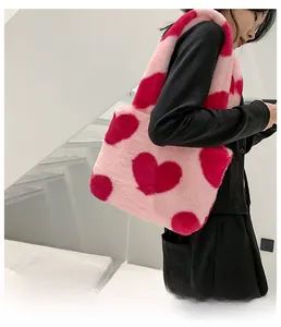 Détail du sac cabas en fausse fourrure douce avec motif de cœurs roses et rouges