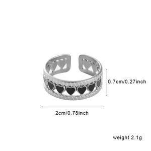 Dettaglio dell'anello a cuore che mostra la larghezza di 0,7 cm e il design aperto