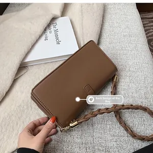 Détail du dos du sac en cuir marron avec bandoulière tissée et boucle en métal doré