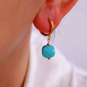 Orecchini a cerchio in acciaio placcato oro 14K con pendenti in pietra turchese quadrata