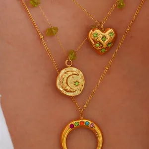 Collares en capas de oro 14K con colgantes de corazón, moneda celestial y herradura