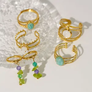 Elegantes anillos y pendientes de acero chapado en oro 14K con piedras de peridoto verde