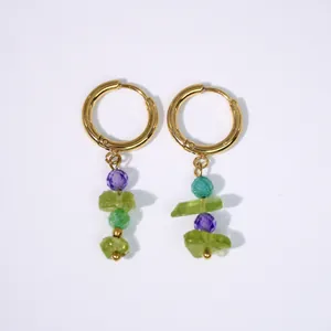 Dettaglio di orecchini placcati oro 14K con pietre naturali colorate e perline viola