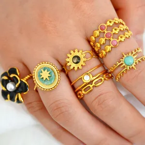 Close-up van bohemien 14K vergulde ringen met natuurstenen en zonnemotieven