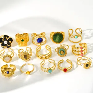 Collectie 14K vergulde roestvrijstalen ringen met kleurrijke edelstenen en bedeltjes