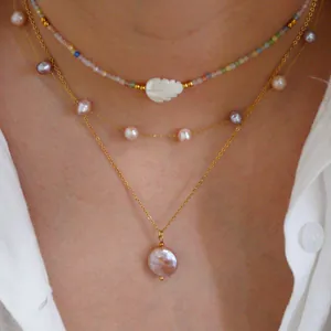 Set di collane a tre strati con perle naturali e perline colorate su una modella