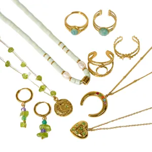 Conjunto bohemio de collar y anillos bañados en oro de 14K con peridoto y turquesa
