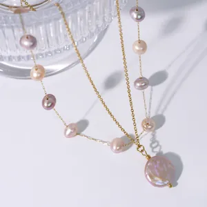 Collana a catena dorata con perle d'acqua dolce viola e ciondolo barocco elegante