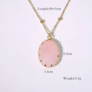Dettaglio del ciondolo in pietra rosa ovale con misure 1,6x2,4cm e catena dorata