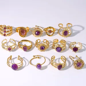 Detail eines 14-teiligen goldenen verstellbaren Ringsets mit lila Amethyst-Edelsteinen