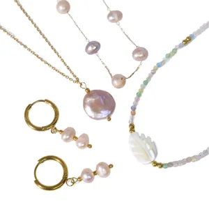 Elegante set di collana e orecchini con perle d'acqua dolce naturali e catene placcate oro