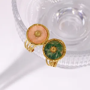 Détail de la bague large vintage en acier inoxydable avec pierres et motif étoile