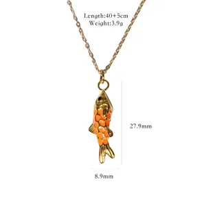 Detailansicht des 3D-Fisch-Anhängers mit orangefarbenem Emaille und Maßangaben