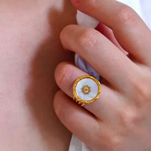 Bague vintage en acier inoxydable doré avec motif étoile et nacre pour femme