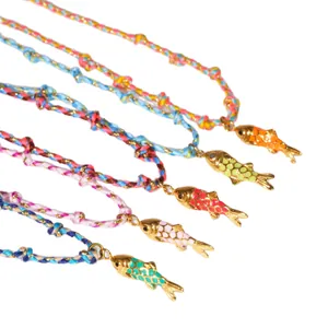 Handgefertigtes gewebtes Armband-Set mit fünf bunten Emaille-Fisch-Anhängern für den Sommer
