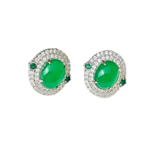 Boucles d'oreilles argentées avec pierres vert émeraude et entourage de diamants brillants