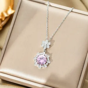 Gros plan du collier en titane plaqué or avec zircon rose et détails en diamants